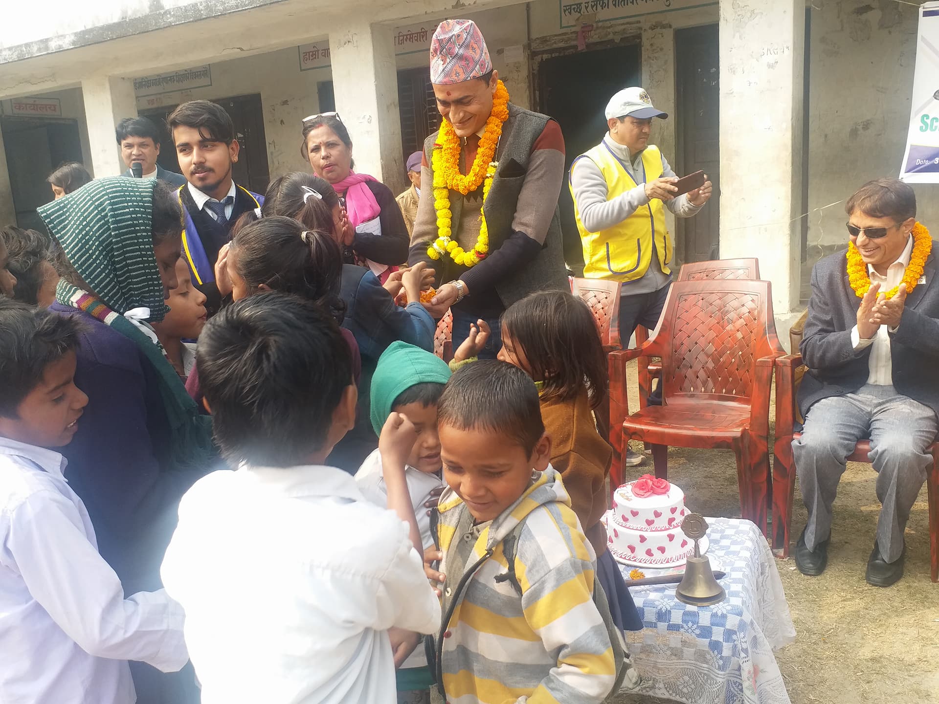 व्यवसायी चेतन निरौलाद्धारा जन्म दिनमा विपन्न वालवालिकालाई २ सय जोर स्कुल जुत्ता वितरण