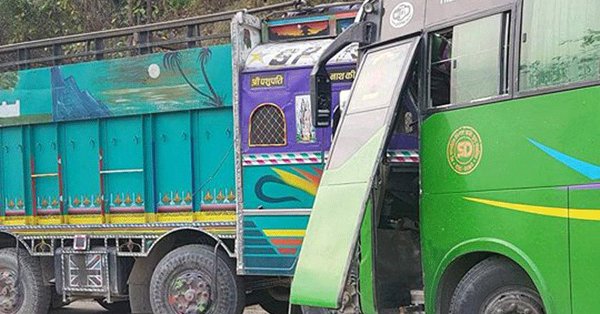 बस र ट्रक ठोक्किँदा २७ घाइते
