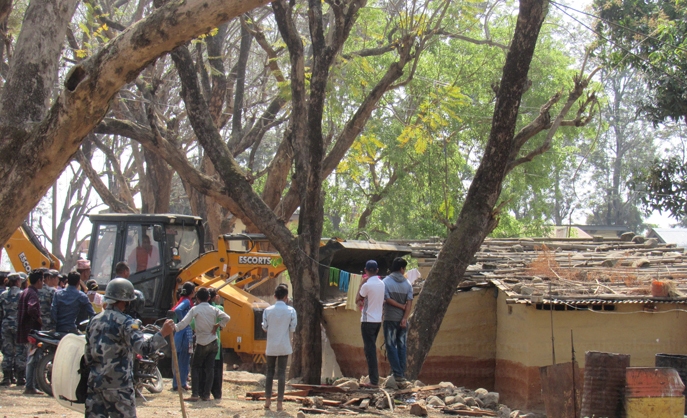 घर भत्काइएकामा विरोध