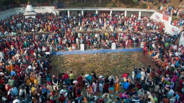 मातातीर्थ कुण्डमा भक्तजनको भीड