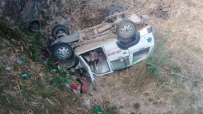 एम्बुलेन्स दुर्घटना,चार घाइते