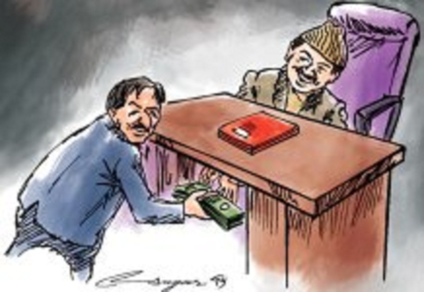 घुस लिँदै गरेको अवस्थामा तीन कर्मचारी पक्राउ