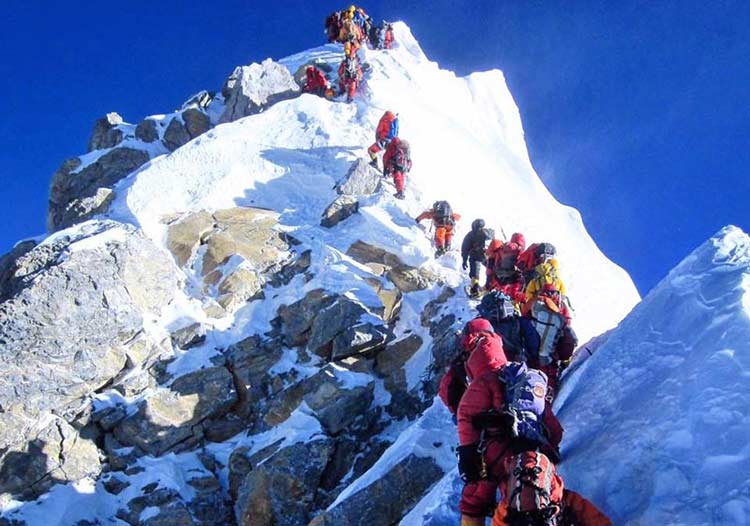 दुईसय एकचालीस आरोही सगरमाथाको चुचुरोमा