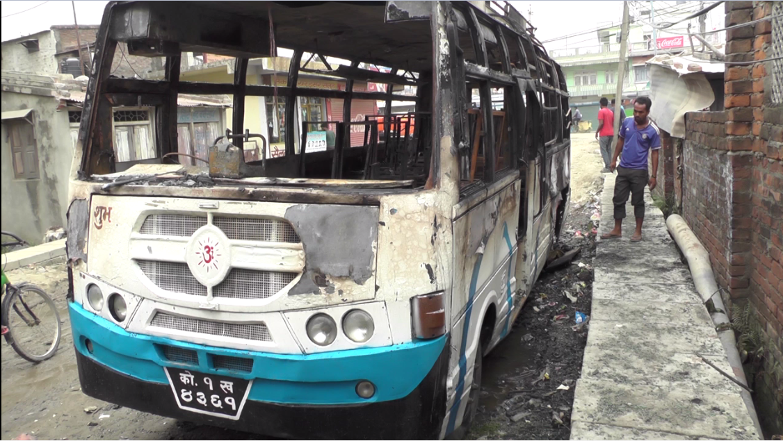 रोकिराखेको बसमा आगलागी