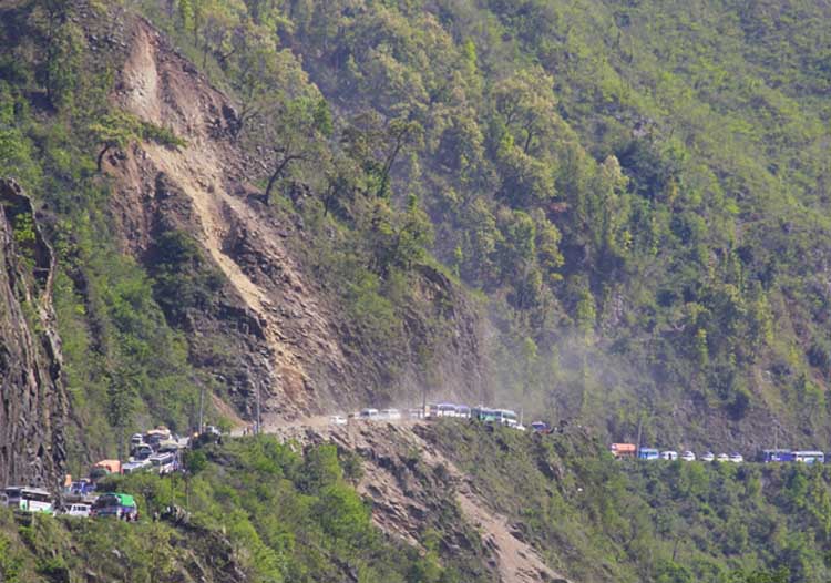 नारायणगढ–मुग्लिन सडकखण्डमा पहिरोको जोखिम