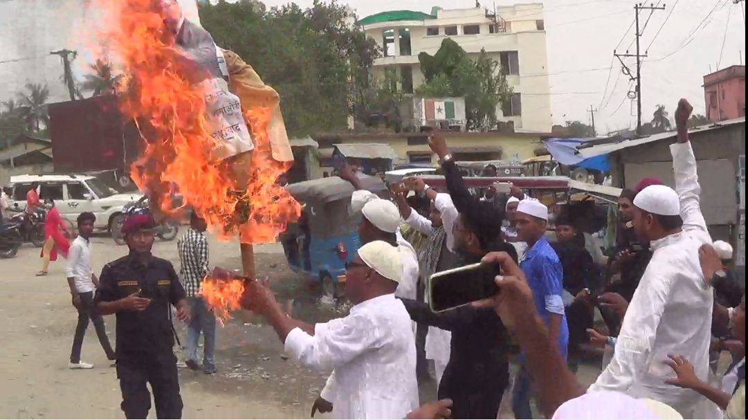 सार्वजनिक विदा नदिएको भन्दै प्रधानमन्त्रीको पुत्ला दहन