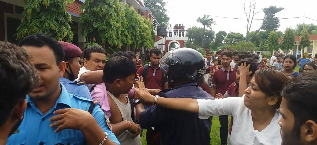 सहायक प्रध्यापकद्धारा आफ्नै छात्रालाई यौन दुब्र्यबहार !