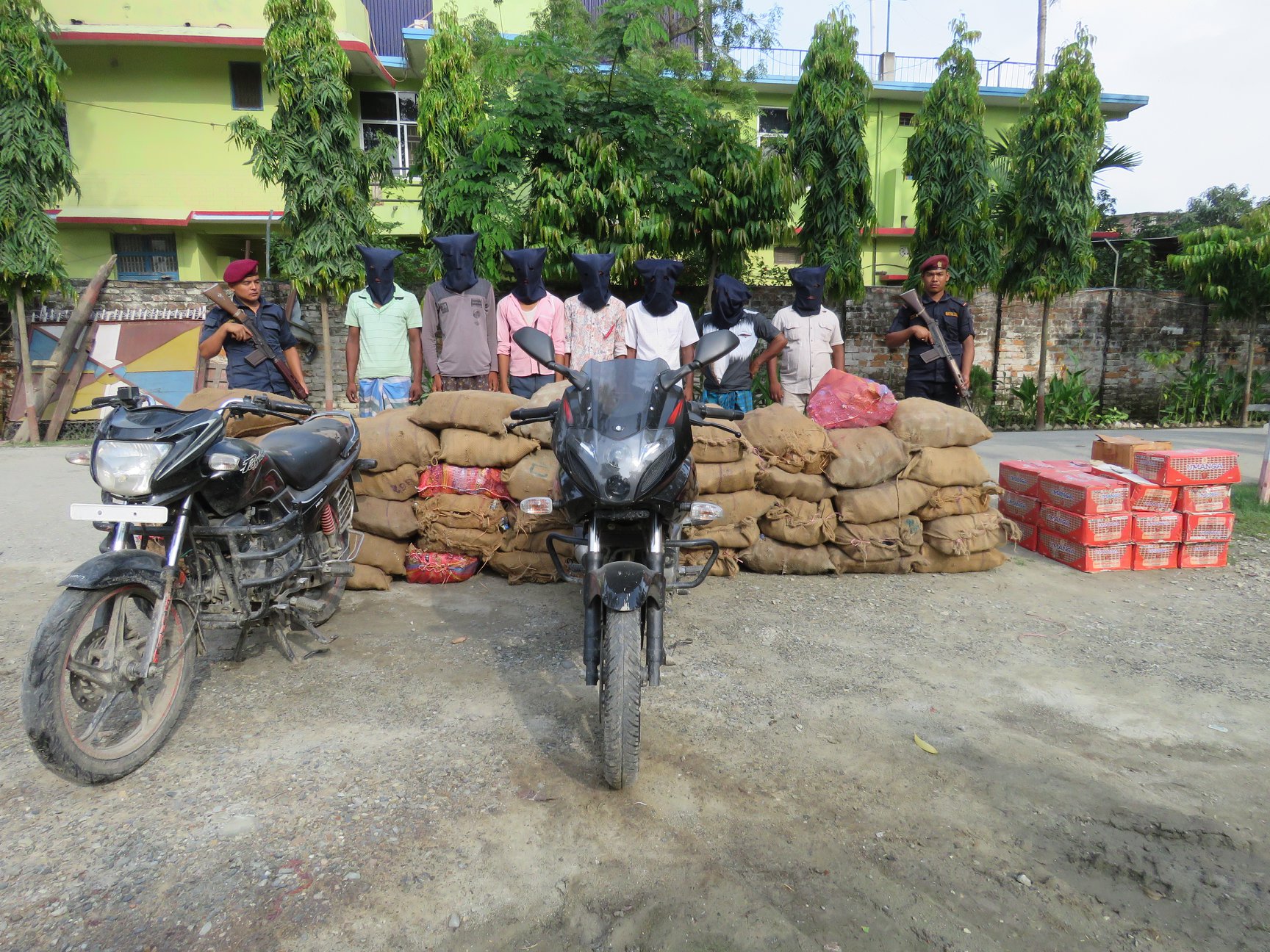 अवैध मदिरा सहित सात जना पक्राउ