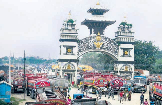 गहुँको बोरामा कपडा तस्करी