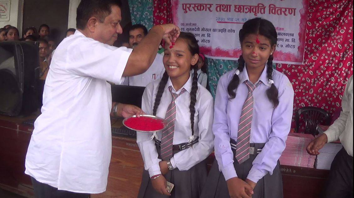 सत्यनारायण माविले दियो ६ दर्जन बढी बिद्यार्थीलाई छात्रबृति