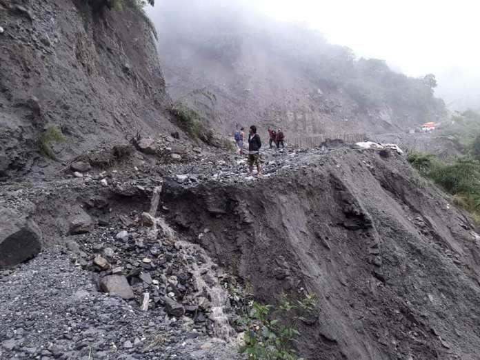 बेनी-जोमसोम सडक छियाछिया,पुलसम्मको एप्रोच नै पहिरोले बगायो