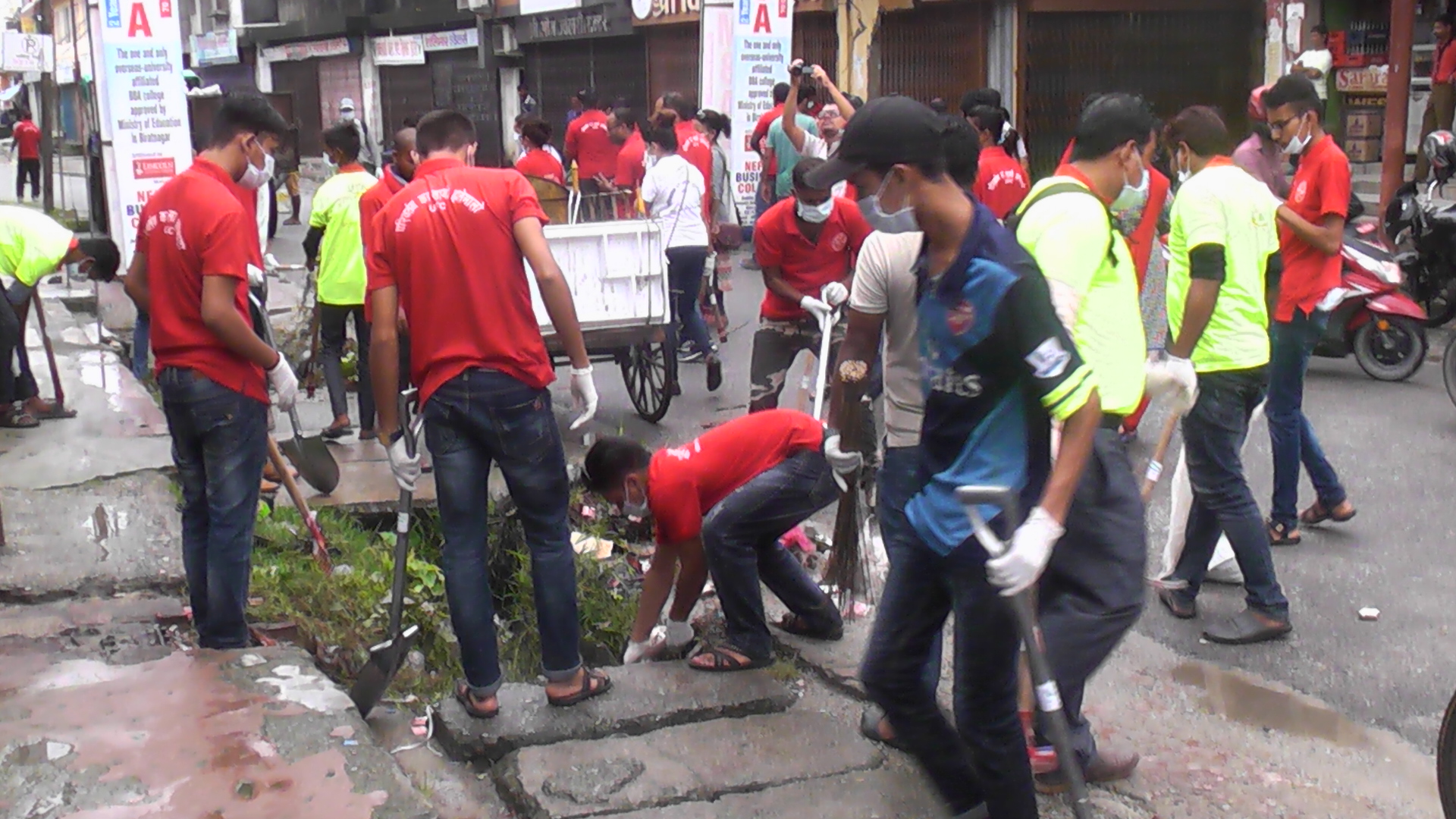 परिवर्तनका लागि हातेमालोको बृहत सरसफाई अभियान शुक्रबार पनि