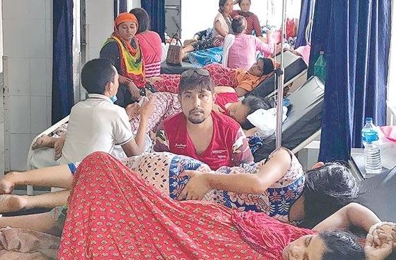 चाप थेग्न नसक्दा एकै बेडमा ३ जनासम्म बिरामी कतिपयलाई भुइँमै उपचार