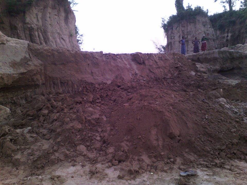 माटोको ढिस्कोले पुरिएर एउटै घरका तीन जनाको मृत्यु