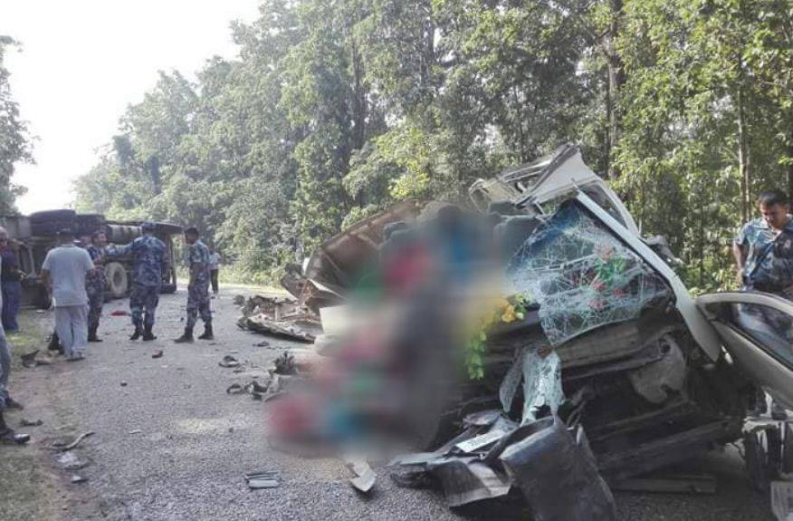 बाँकेमा ट्रक र माइक्रो बस ठोक्किए, ४ जनाको मृत्यु