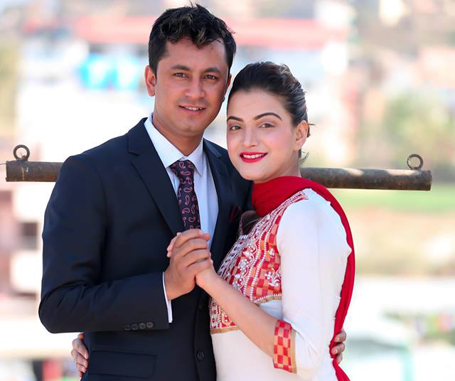 नायिका दीपिका प्रसाइँ र निर्देशक दिवाकर भट्टराईबिच इन्गेजमेन्ट