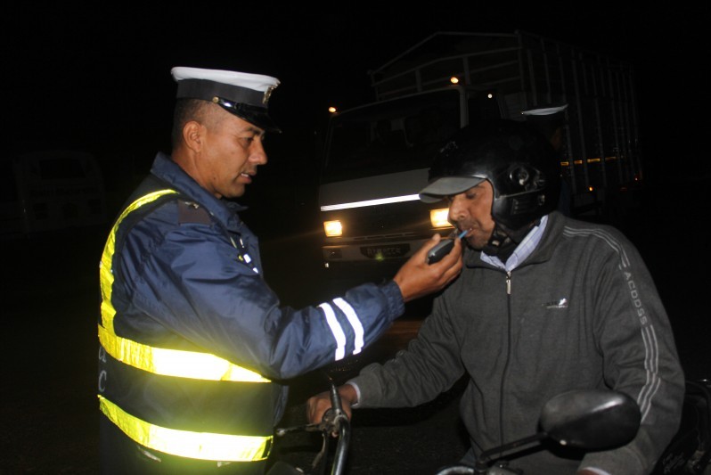 मापसे गरी सवारी चलाउनेलाई परीक्षा लिइँदै