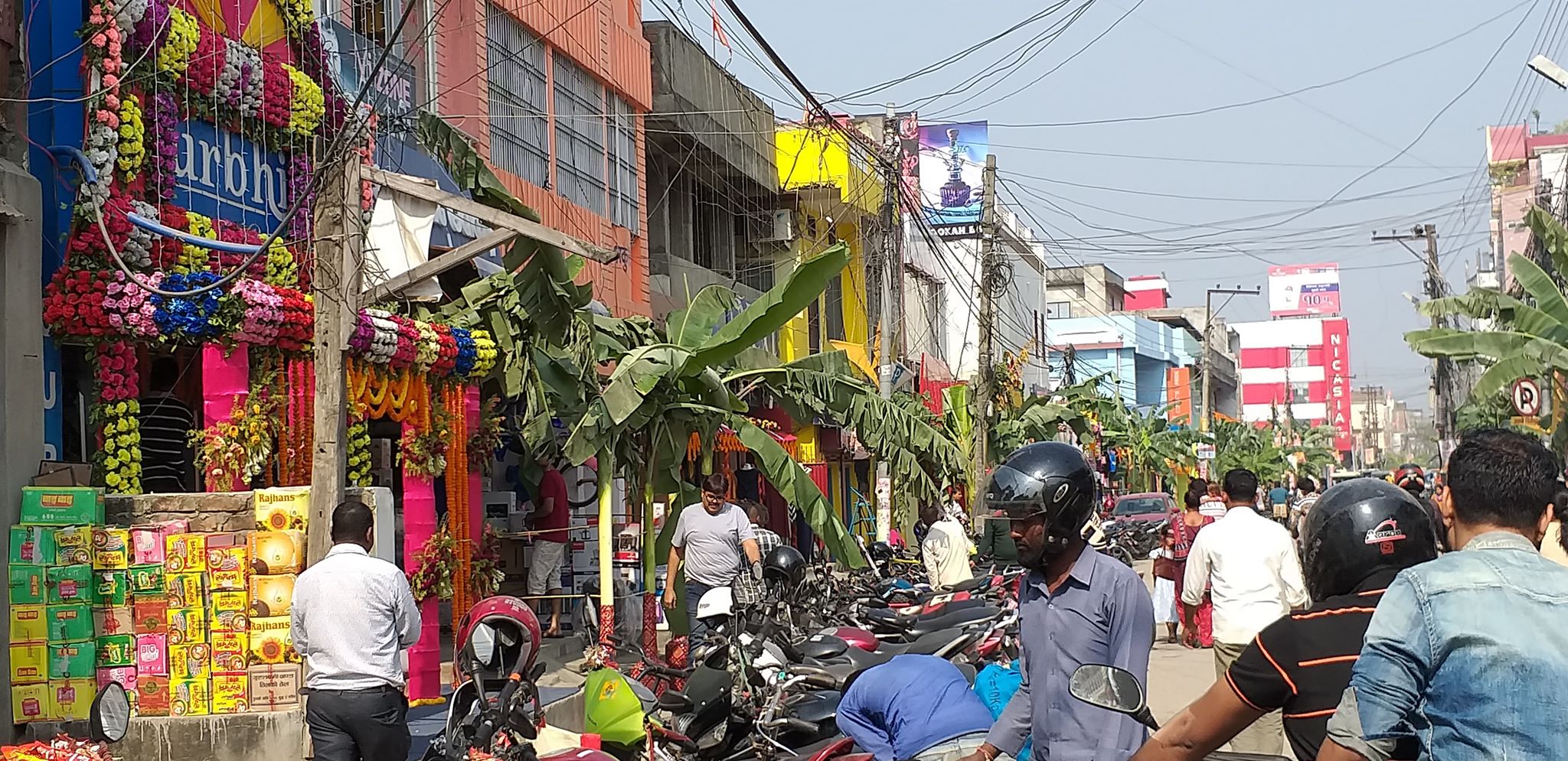 बेहूली झै धपक्क सिंगारियो विराटनगर, फुल तथा माला किन्ने र बेच्नेहरुको भीड(फोटो फिचर)