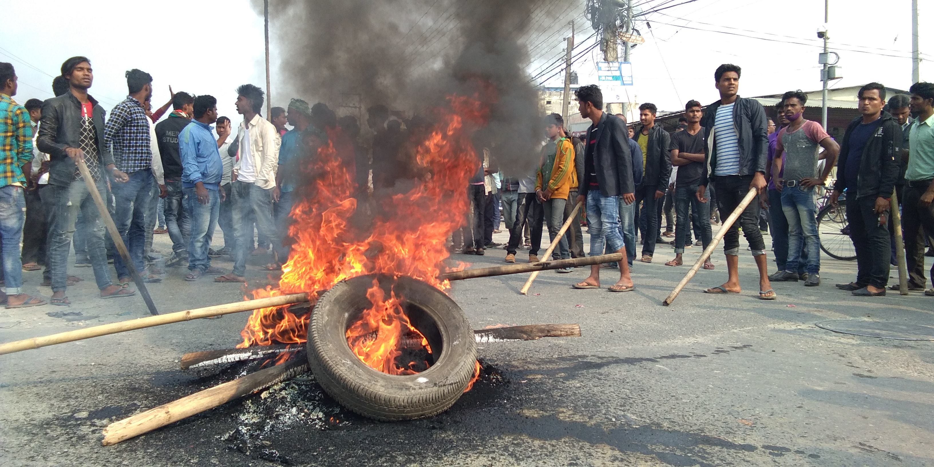 फिदा हुसेन हत्या प्रकरण : हत्यारा पत्ता लगाउन माग राख्दै दुहबी क्षेत्र तनावग्रस्त(फोटो फिचर)