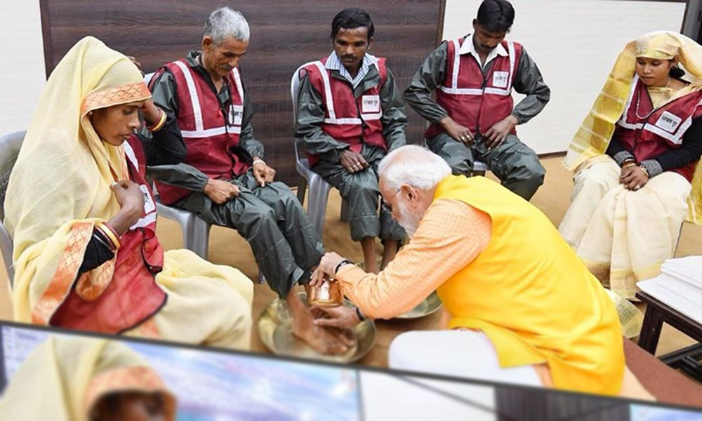 जब भारतीय प्रधानमन्त्री मोदीले कामदारको खुट्टा धोए…(भिडियोसहित)