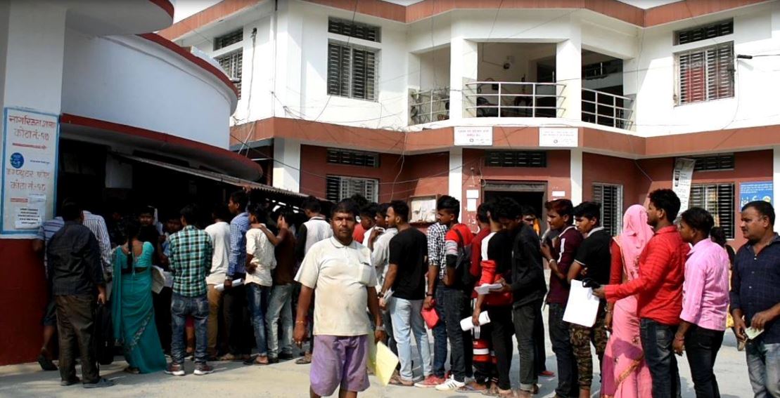 मोरङमा बंशजको नागरिकता लिनेको भिड थामि नसक्नु