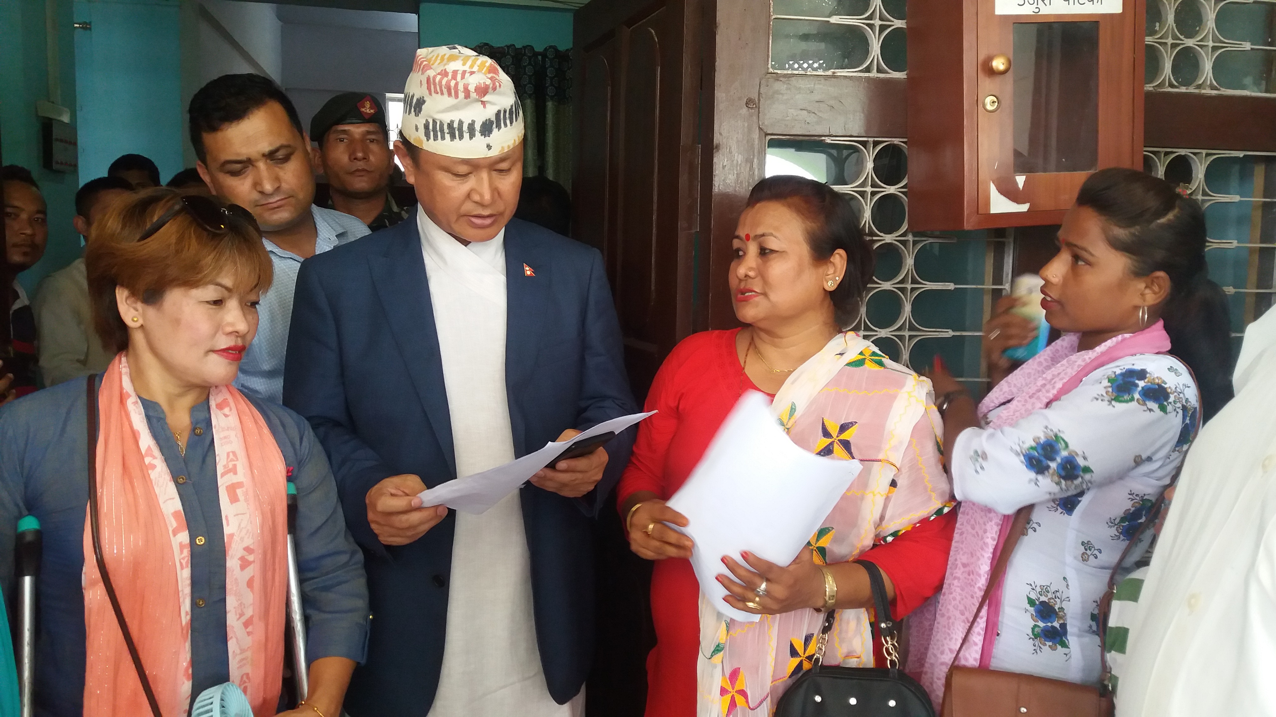 लोकसेवाको विज्ञापन सच्याउन माग गर्दै मुख्यमन्त्रीलाई ज्ञापनपत्र