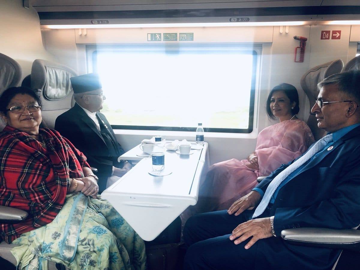 प्रधानमन्त्री ओली रेल चढेर फ्रान्स पुगे