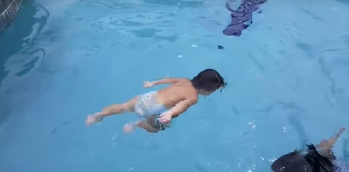 एक वर्षीया बालिकाको पौडि खेल्ने अचम्मको कला (भिडियो)