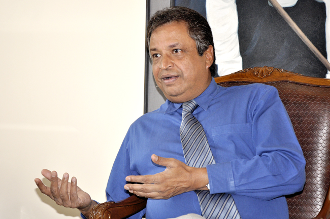 दलहरुले नै कर्मचारीलाई काम नलाग्ने बनाएको विनोद चौधरीको आरोप