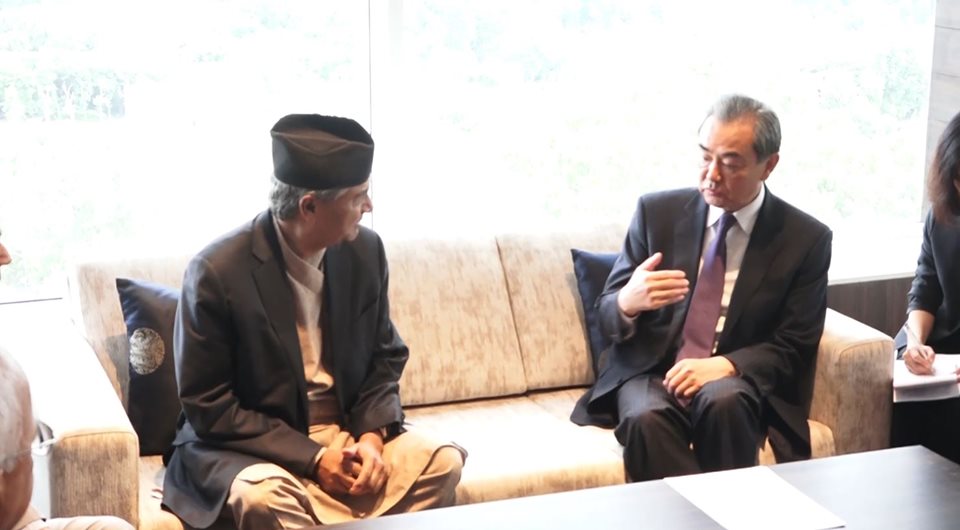 चिनियाँ विदेशमन्त्री वाङद्धारा देउवा र दाहालसँग भेट