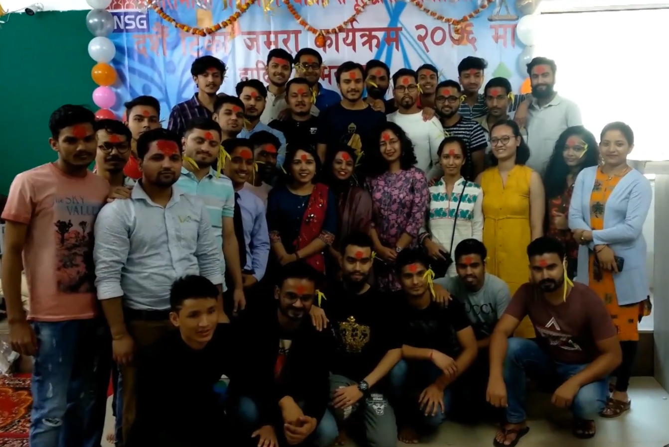 घर सम्झिदै नेपाली विद्यार्थीले दिल्लीमा लगाए टीका