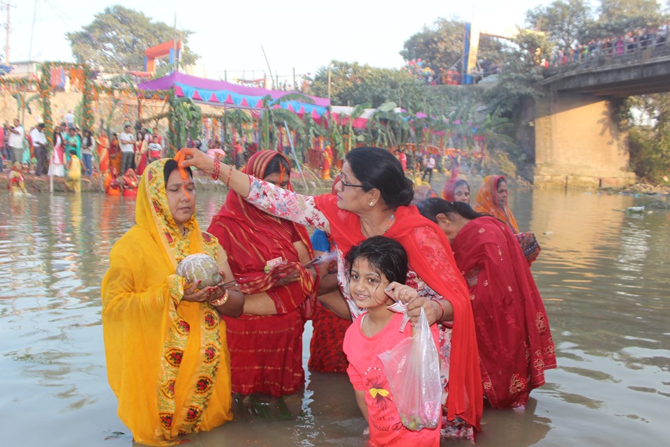 अस्ताउँदो सूर्यलाई अर्घ दिईयो (फोटो फिचरसहित)