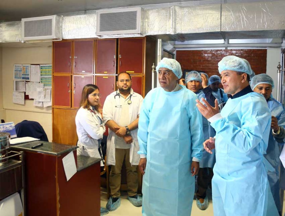 सुकुटे बस दुर्घटनाका घाइतेहरुलाई भेट्न धुलिखेल अस्पताल पुगे देउवा