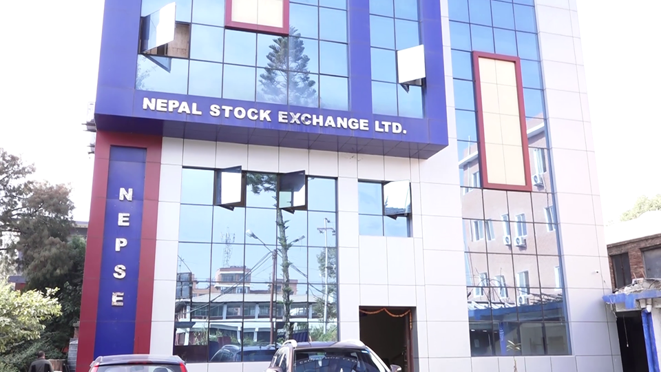 लगानीकर्ताको निशानामा अर्थमन्त्री खतिवडा