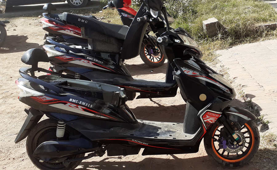 नेपालमै एसेम्बल भयाे सस्ताे इलेक्ट्रिक स्कुटर, ७ पैसाको बिजुलीले १ किलोमिटर यात्रा