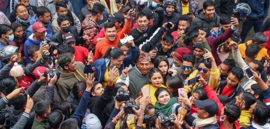 धुर्मुस-सुन्तलीको ‘सेन्टी भाइरस’ले एक दिनमै कमायो १ करोड १२ लाख