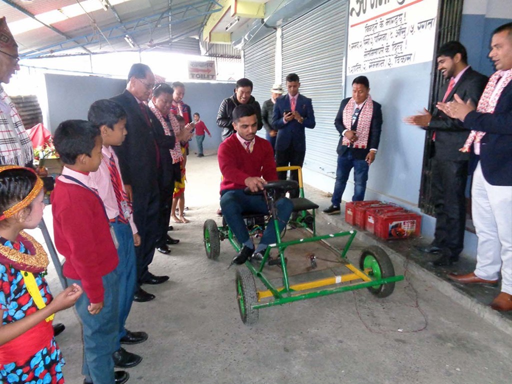 १० कक्षामा पढ्ने विद्यार्थीले बनाए विद्युतीय गाडी