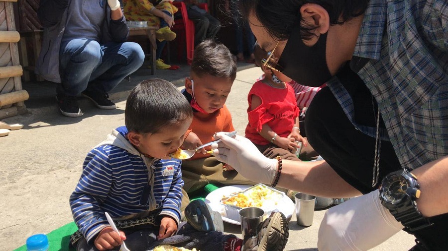 अभिनेता पल शाहले ५५ जना असहाय बालबालिकालाई खाना खुवाए