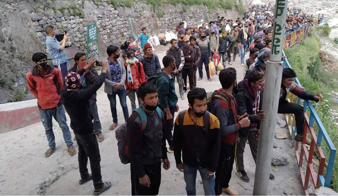 धार्चुलामा रोकिएका एक हजार बढि नेपाली आज घर फर्किदै