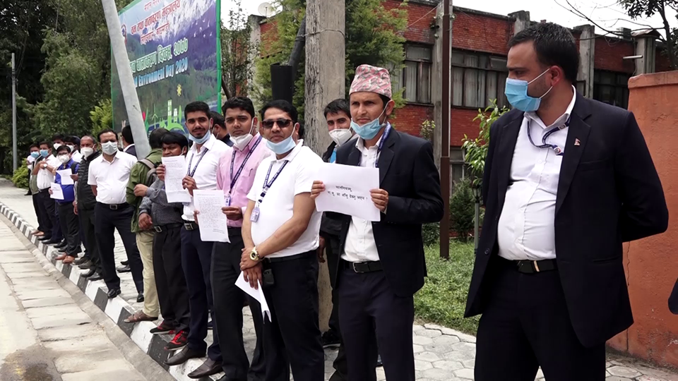 निजामति सेवा ऐनमा विमति राख्दै सिंहदरबारका नासु आन्दोलित