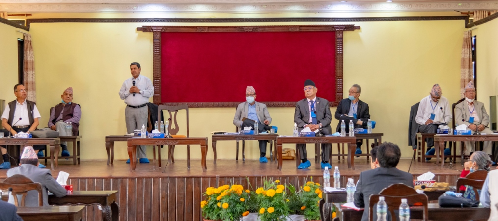 निसाना छेक्न ओलीको ‘मौनता’, बैठकमा रित्ताे कुर्सी !