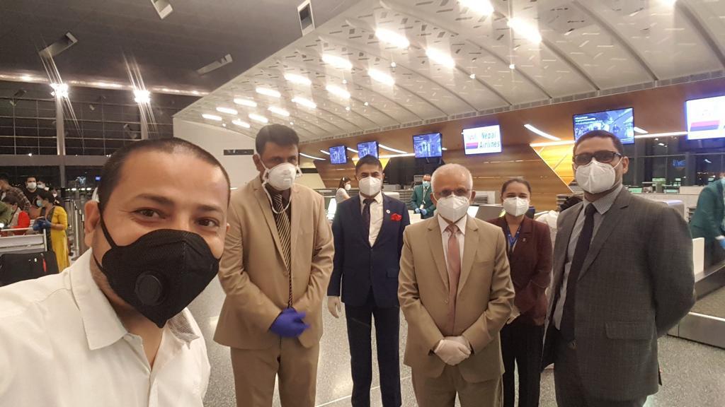 कतारबाट १४९ नेपाली लिएर उड्यो नेपाल एयरलाइन्स, बिदाई गर्न राजदूत पुगे विमानस्थल