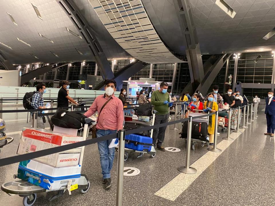 यूएई र कतारबाट स्वदेश आइपुगे तीनसय नेपाली