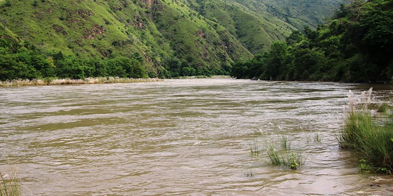 तमोर नदीले बगाउँदा ३ जना बेपत्ता
