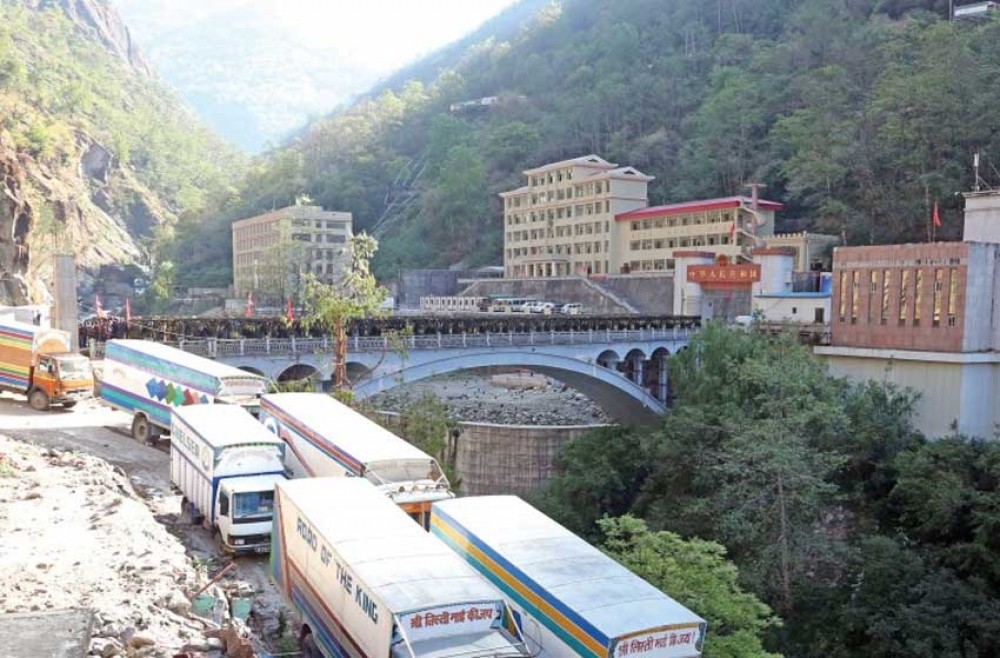 पहिरो खसेपछि तातोपानी नाकामा सामान लिन चीन हिँडेका कन्टेनरहरु बाटोमै अलपत्र