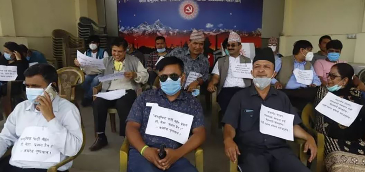 विवाद वार्ताबाट मिलाउन नेकपाका नेताहरु धर्नामा