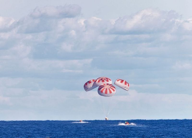 ड्रयागन क्याप्स्यूल अन्तरिक्ष यानले यसरी गर्यो पानीमा अवतरण
