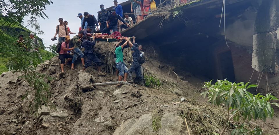 बाढीपहिरोको जोखिमले रातभर जाग्राम