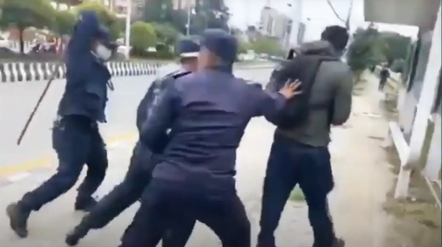 कुलमानको पुनर्नियुक्तिको माग गर्दै प्रदर्शनमा निस्किएका ‘हन्ड्रेड ग्रुप’का अध्यक्षमाथि भएको कुटपिटबारे छानविन सुरू