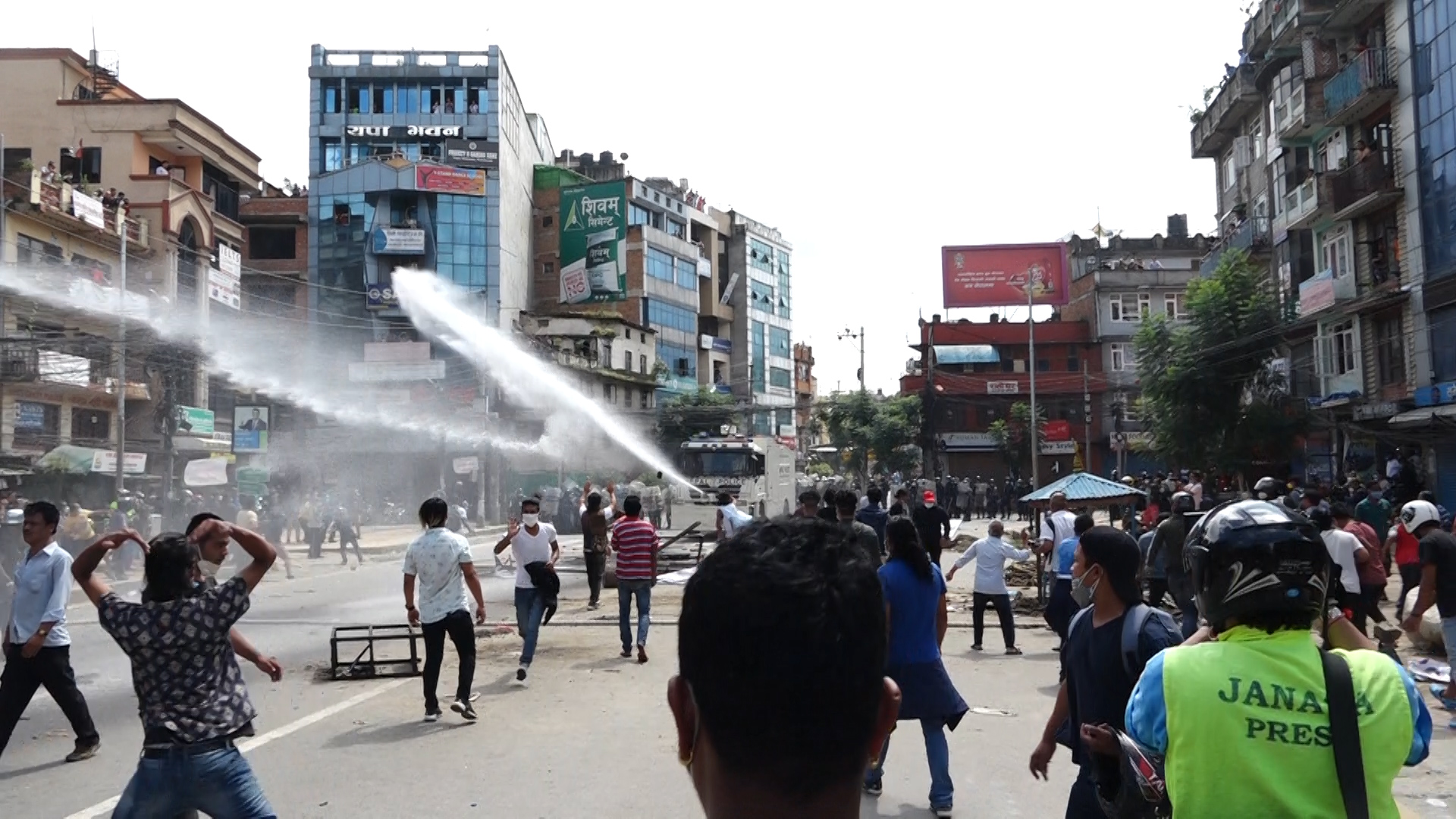 मच्छिन्द्रनाथको रथ तान्दा किन भिडे प्रहरी र युवा ?